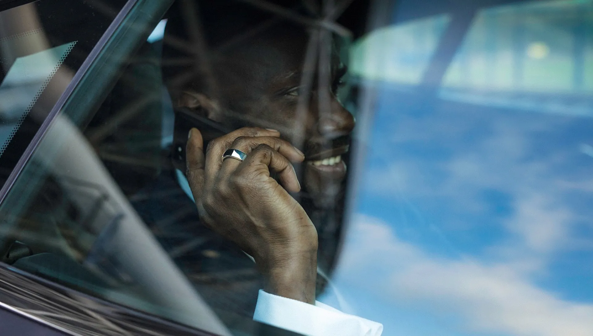 Oura_Man_On_Mobile_2200x1250px