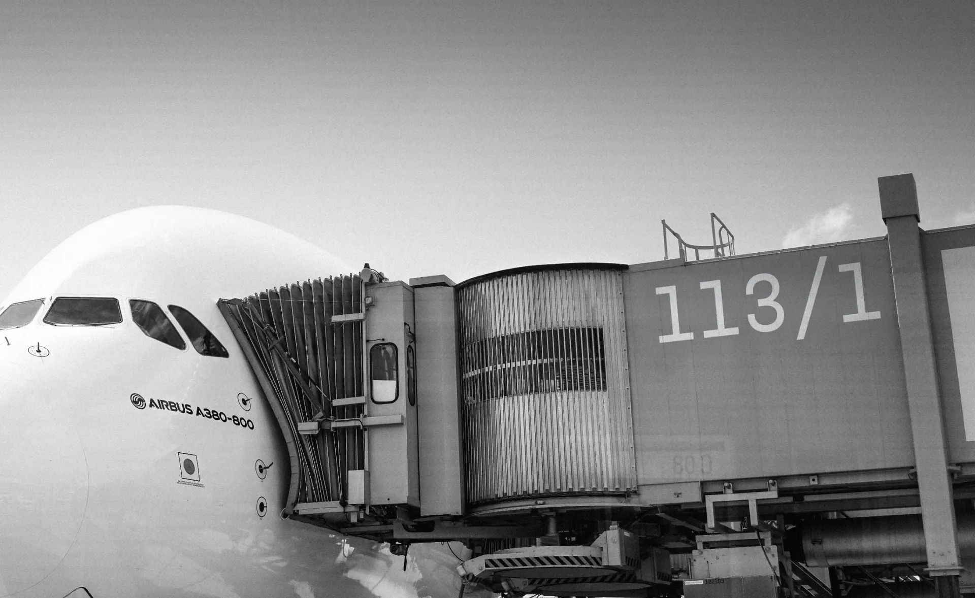 MON Plane 2200x1350px